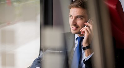 Portrait-robot du voyageur d'affaires Millenials