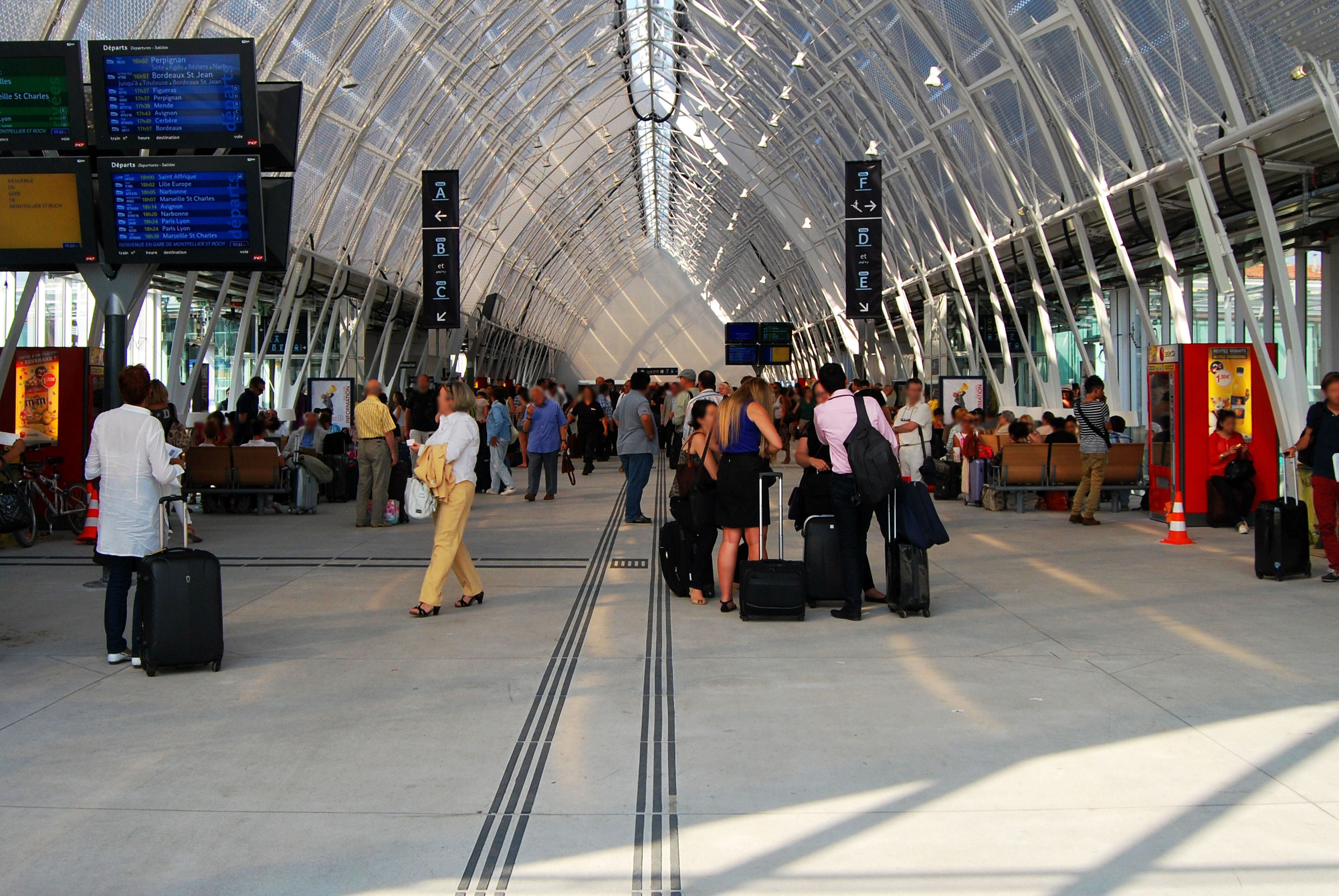 Halle de gare ferroviaire moderne