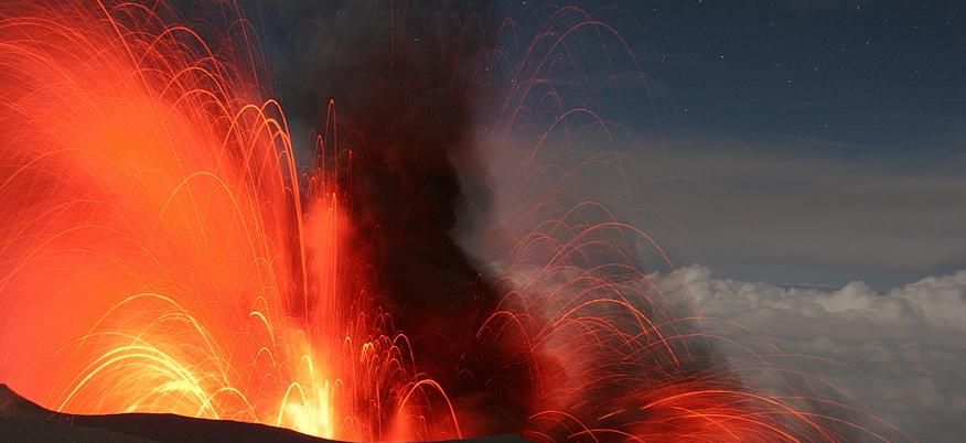 Lle volcan Merapi actuellement en éruption sur l’île de Java en Indonésie.