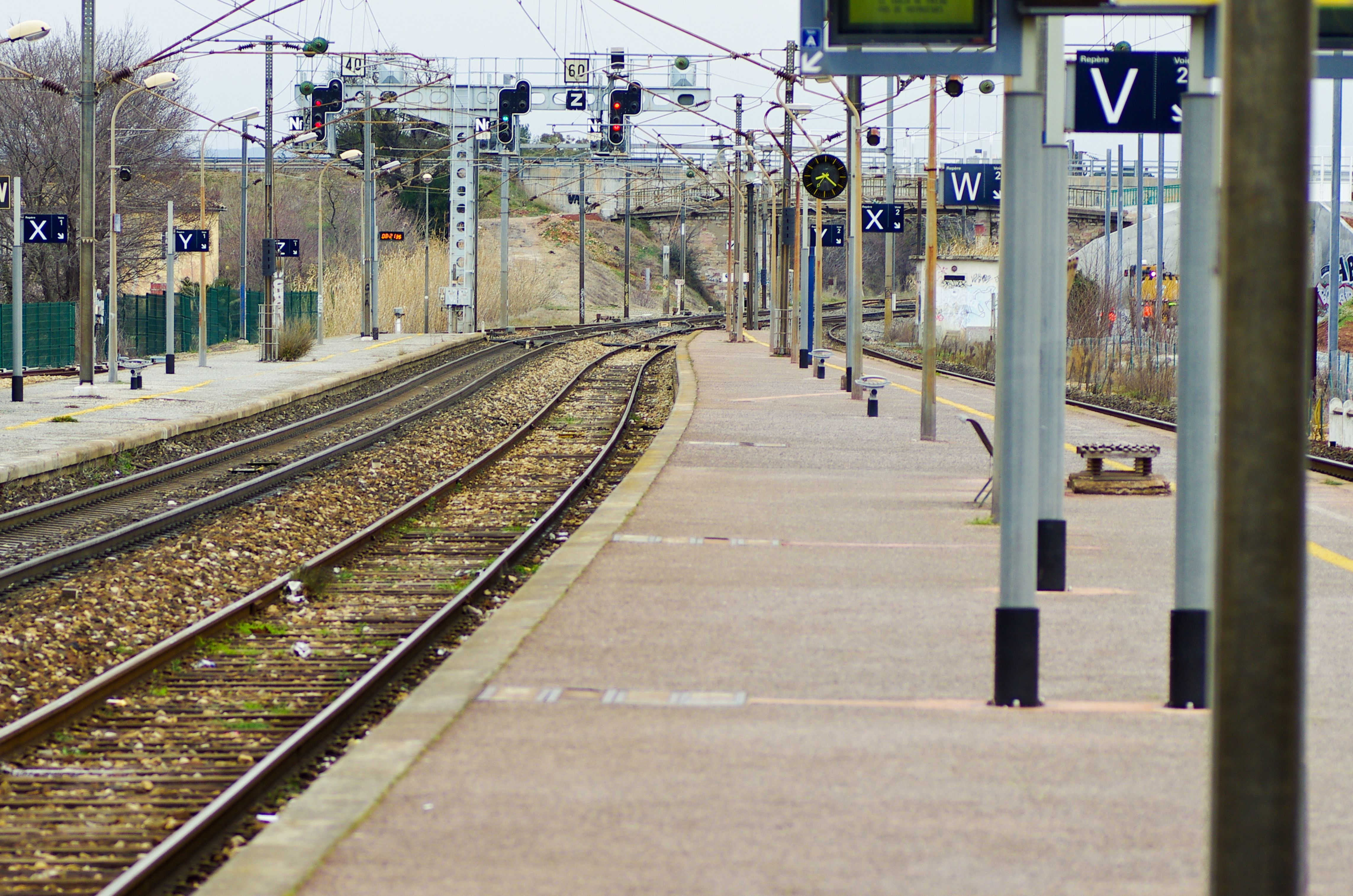 quai de gare et voie ferrÃ©e