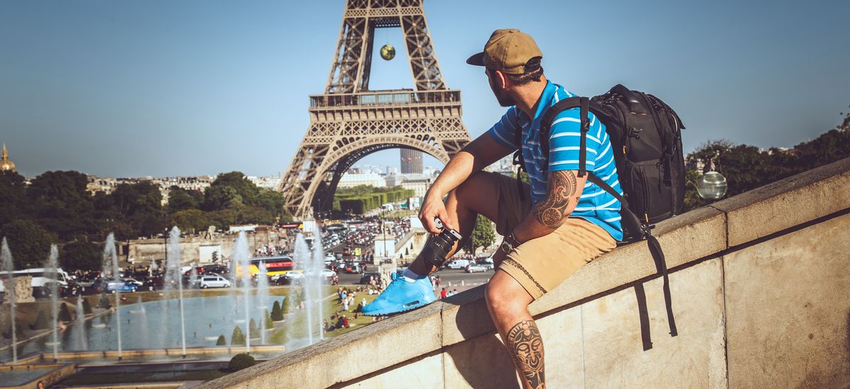 Tourist man in summer clothing over elfel tower.