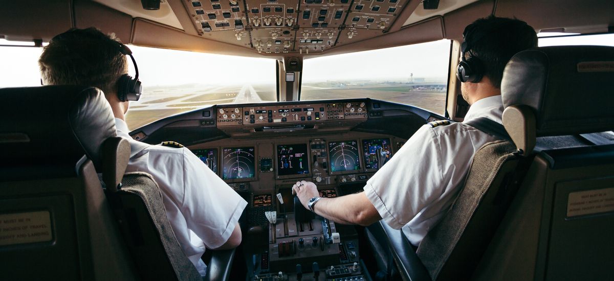 Piloten bei der Arbeit im Airliner cockpit