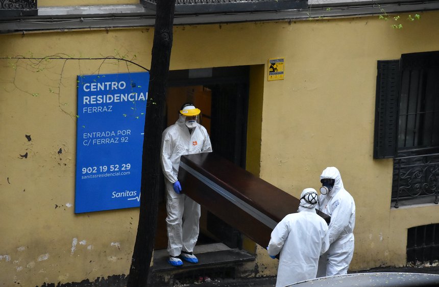 Enlèvement du corps d'une victime du Covid-19 à Madrid