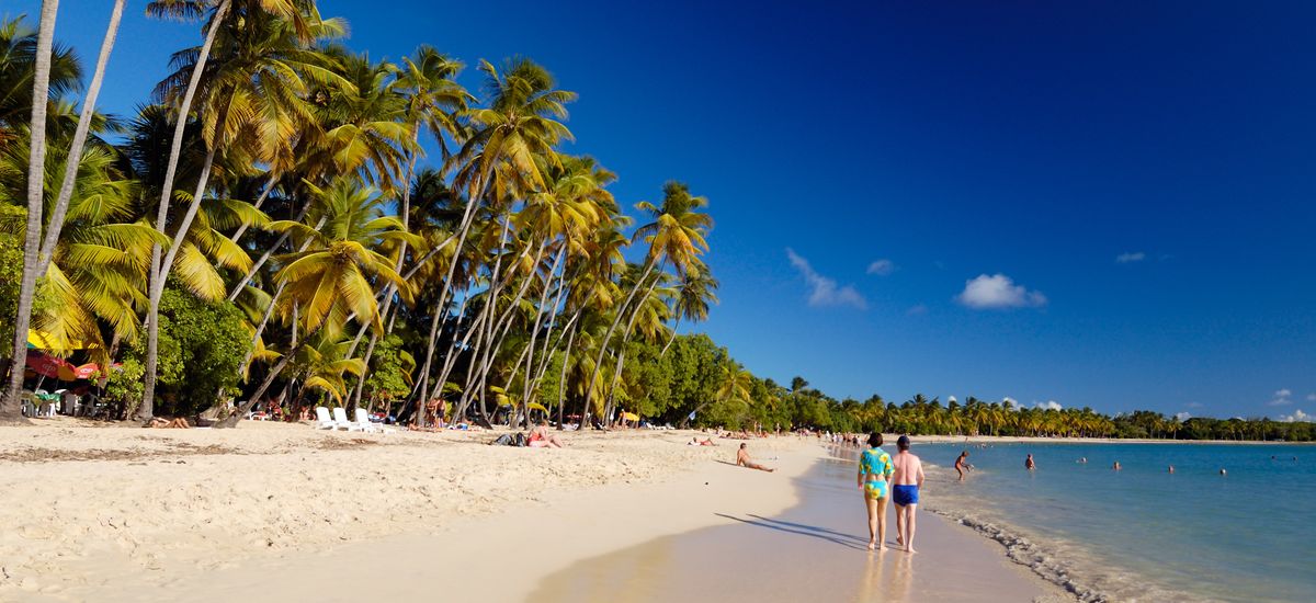 Vacanciers sur la plage des Salines en Martinique