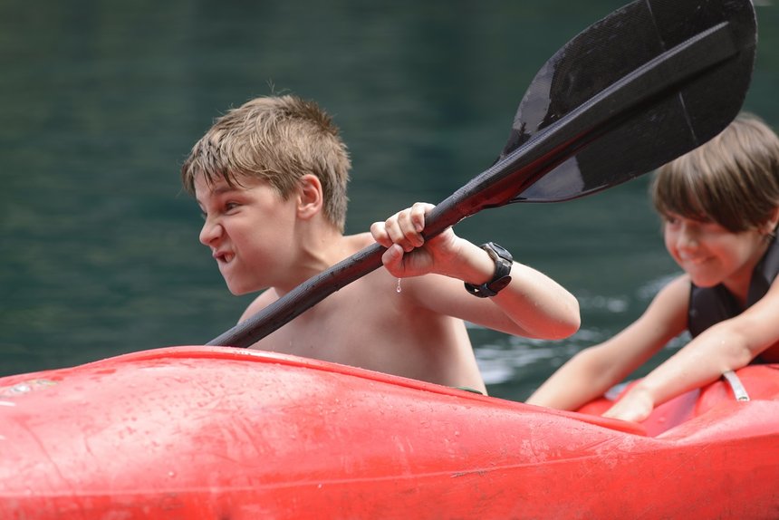 Dos Hermanos Disfrutando del Kayak en Vacaciones de Verano. 