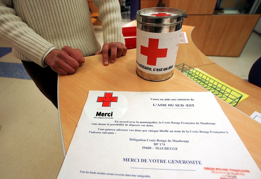 Dons argent associations tirelire Croix-Rouge