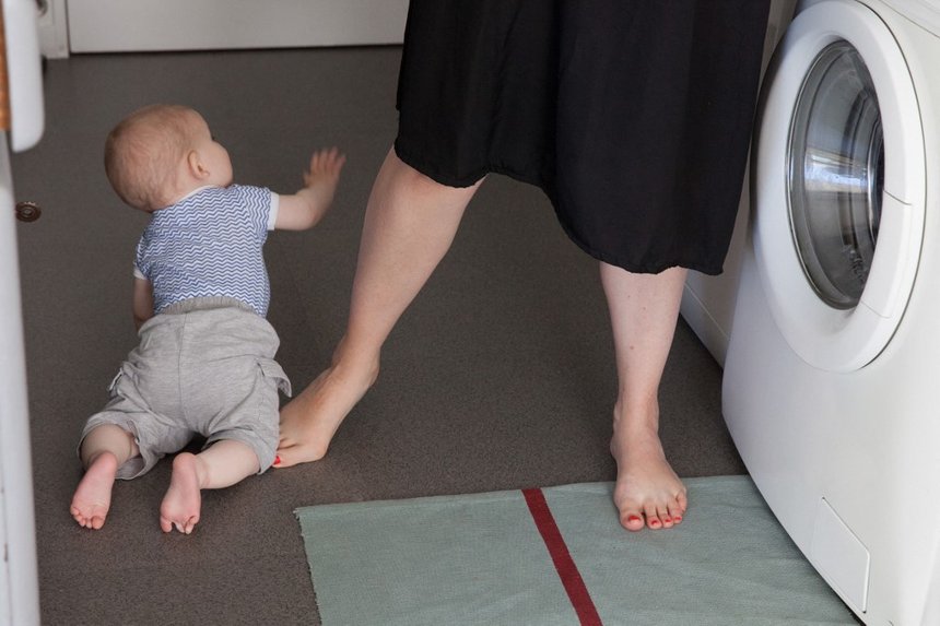 FRANCE-LIFESTYLE-FAMILY-MONOPARENTALE-BABY-ON THE FLOOR