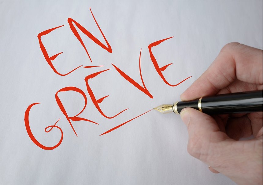 en grÃ¨ve majuscules rouge
