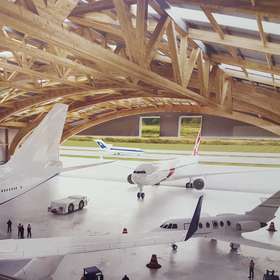 Construction / Un hangar pour avions en bois lamellé-collé