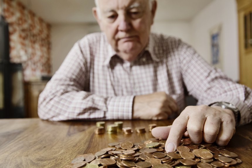 Senior zÃ¤hlt sein Kleingeld, Altersarmut