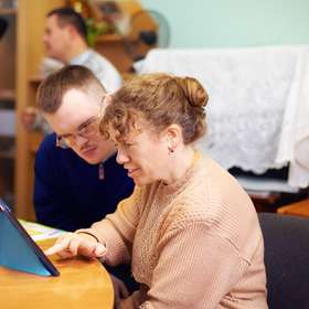 Un guide à destination des professionnels et des aidants pour communiquer avec les personnes polyhandicapées