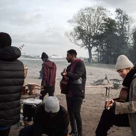 Exil : à Calais, fêter pour oublier la frontière