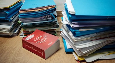 Justice : un guide pour mieux prendre en compte les droits des mineurs