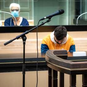 Etrangers : un guide pratique sur le droit au séjour et à l’asile en prison (Gisti)