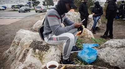 Calais : la téléphonie, enjeu crucial pour les personnes exilées