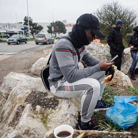 Calais : la téléphonie, enjeu crucial pour les personnes exilées