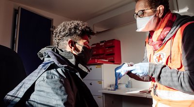 A Calais, des associations œuvrent pour la santé des exilés