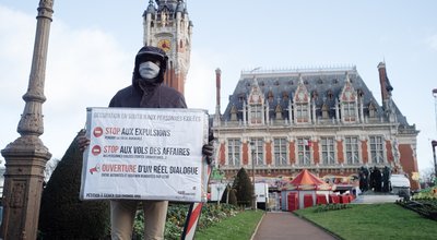 Devant la mairie de Calais, la mobilisation continue
