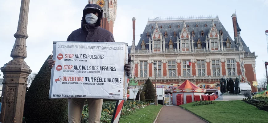 Devant la mairie de Calais, la mobilisation contin