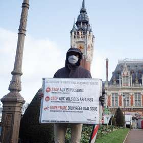 Devant la mairie de Calais, la mobilisation continue
