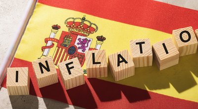Spanish flag and wooden cubes with text on an abstract backgroun