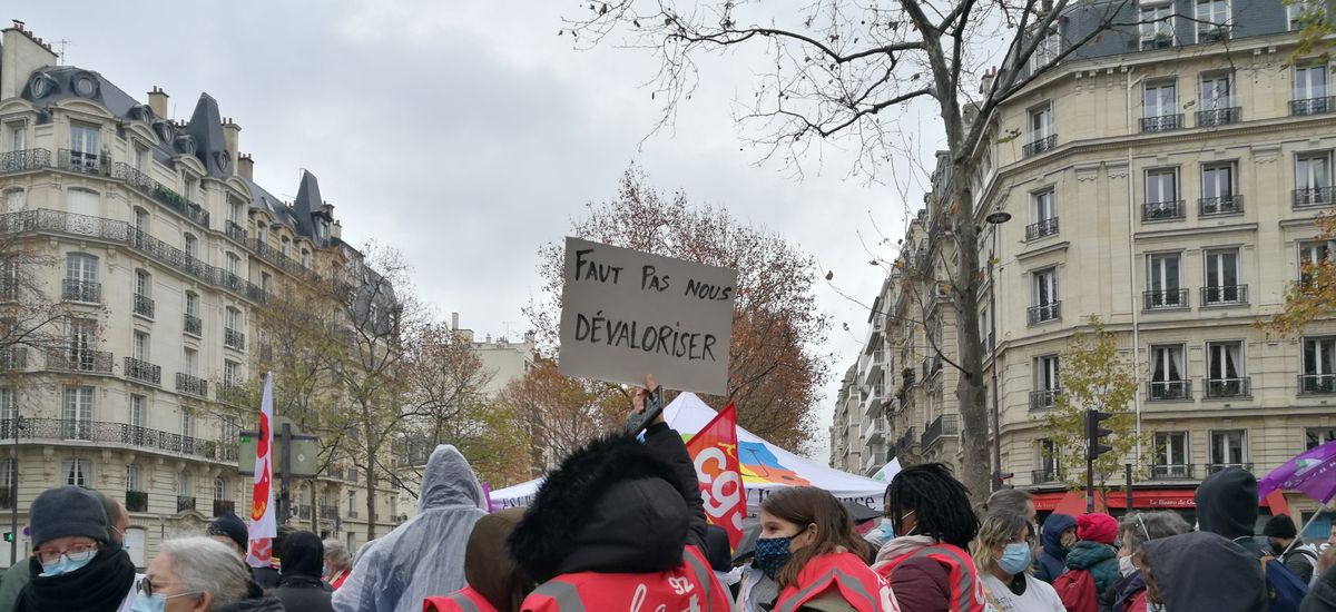 { element.images.0.titre }}