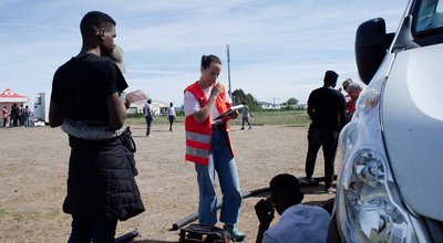 A Calais, un fil rouge entre les exilés et leurs familles