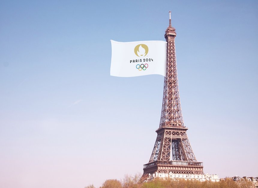 Drapeau des jeux olympiques de Paris 2024 accrochÃ© Ã  la tour E