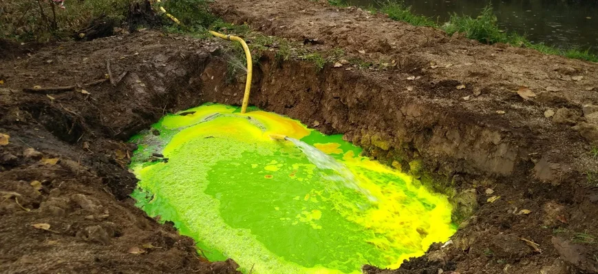 Une rivière verte et jaune fluo : pas de panique !