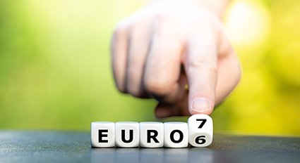Symbol fÃ¼r die Ãnderung der Euro 6 Norm zur Euro 7 Norm. Hand 