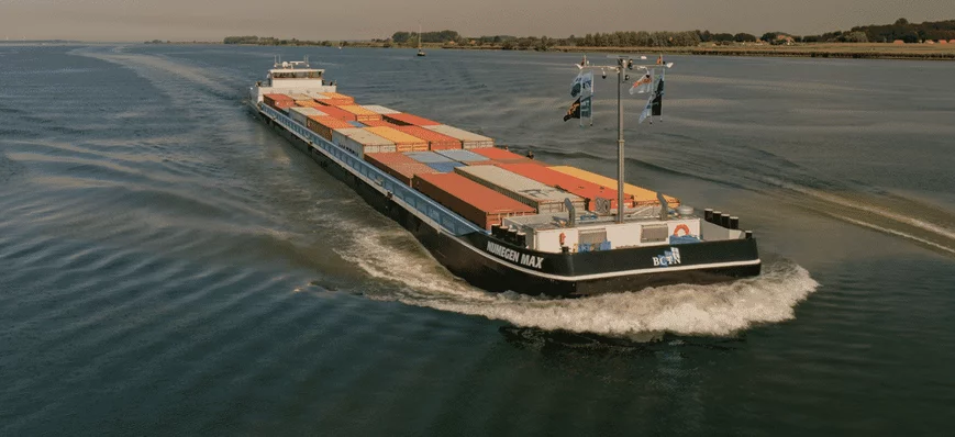 Aux Pays-Bas, un porte-conteneurs fluvial électriq
