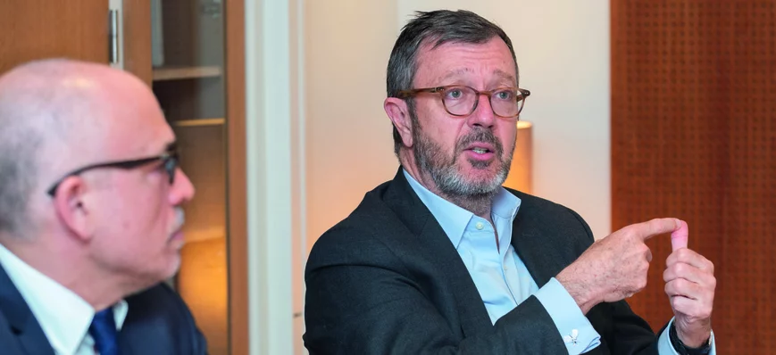 LES ATOUTS DES ACQUÉREURS INDUSTRIELS FACE AUX FON