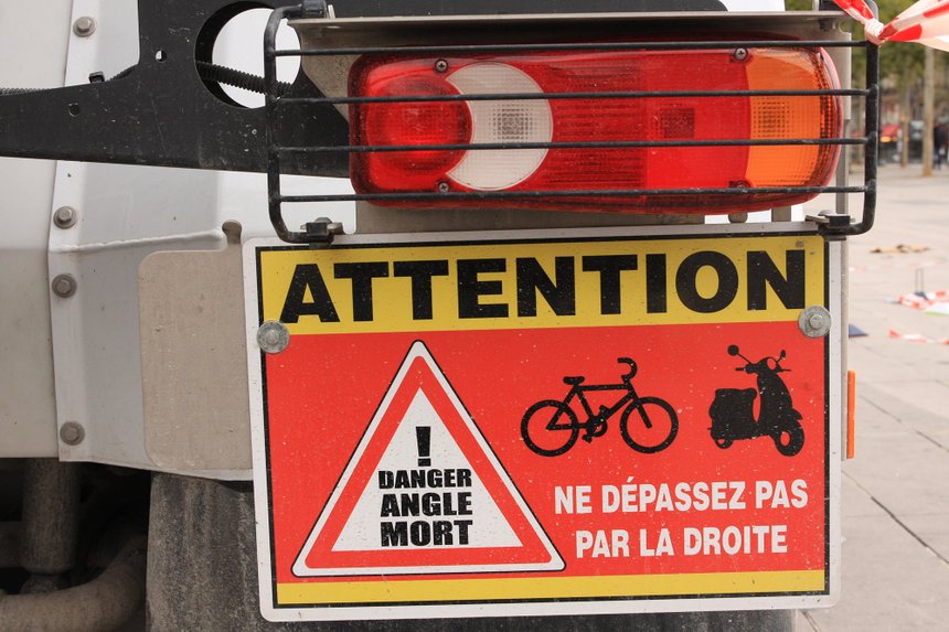 Angle mort : des transporteurs demandent un report de l'obligation  d'affichage - FranceRoutes