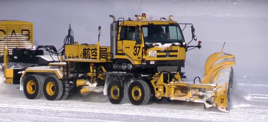 Camion de déneigement : super chasse-neige pour aé