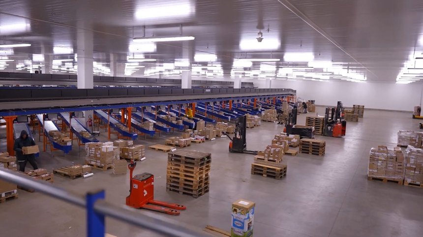  L’installation mécanisée sur le site de Ruffec peut traiter jusqu’à 140 000 colis par jour. © Actemium Lyon Logistics