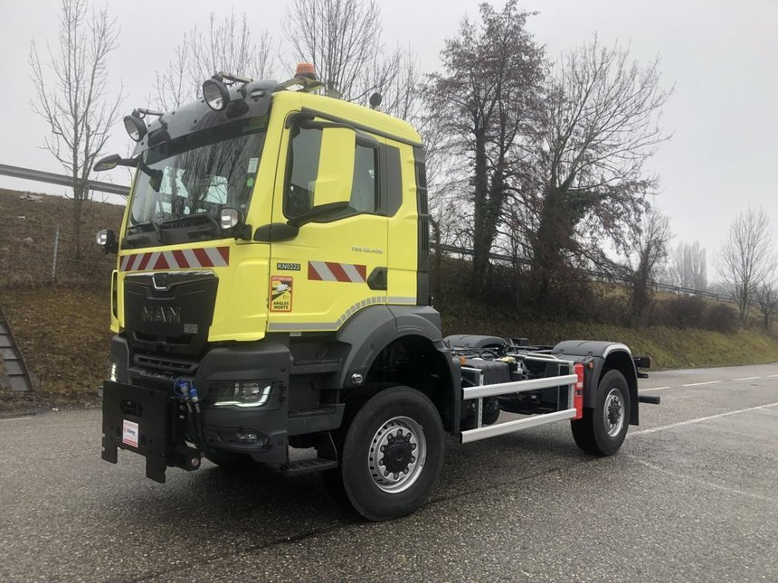 Camion MAN TGS pour service d'hiver avec lame de chasse-neige