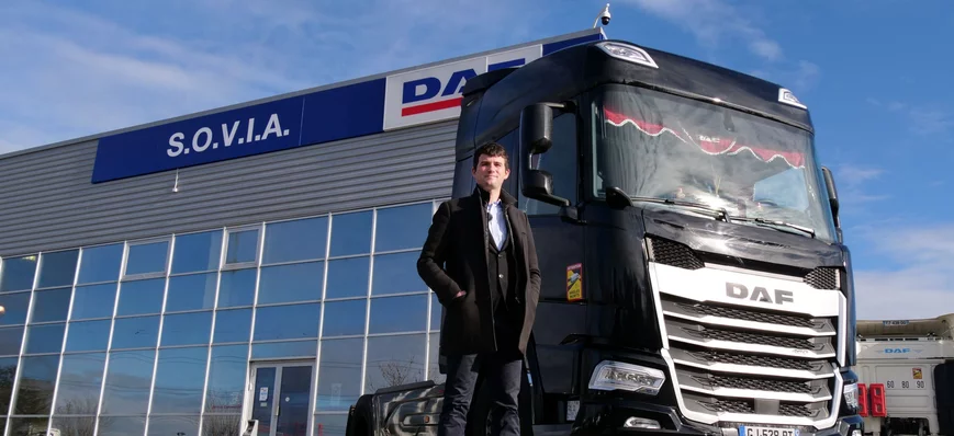 Un Daf XF 480 noir brillant pour le transport d'en