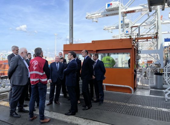 Emmanuel Macron en visite à Port 2000, entouré notamment d'Édouard Philippe, Sébastien Dumetz et Christian de Tinguy © Natalie Castetz