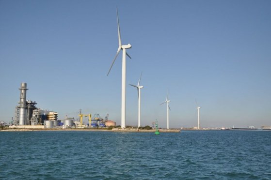 Éoliennes et usine électrique à Fos-sur-Mer © Franck André