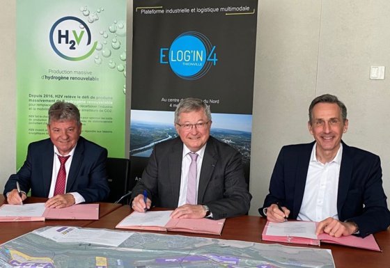 Alain Samson (à gauche) et les responsables du syndicat d'aménagement de l'Europort (E-log in 4) signent le compromis de vente du terrain © H2V