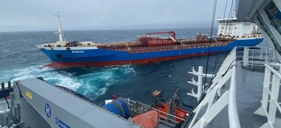 Le pétrolier "Biscay" secouru au large de Brest pa