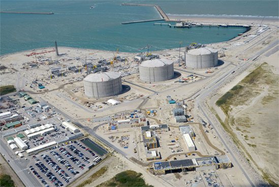 Près de 1.700 salariés y sont employés chaque jour sur le chantier du terminal méthanier de Dunkerque © Dunkerque LNG