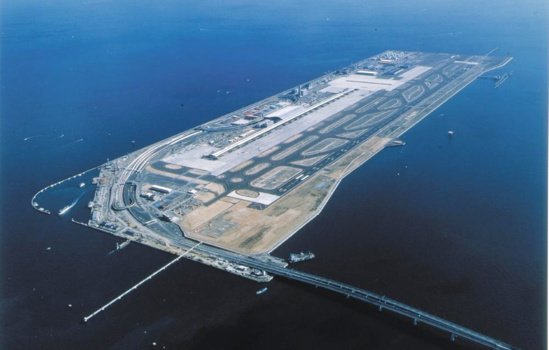 L'aéroport international du Kansai est bâti sur une île artificielle à une cinquantaine de kilomètres d'Osaka © ADPI
