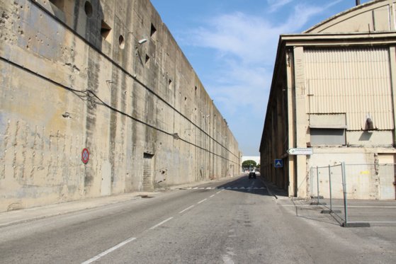 Les futurs sites d'Interxion sur le port de Marseille : à gauche le blockhaus qui devait abriter les U-boot nazis, à droite l'ancien site de Fouré Lagadec © Franck André