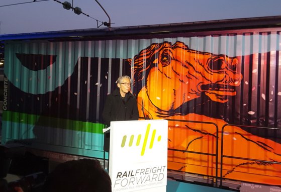 Élisabeth Borne, ministre chargée des Transports, lors du départ du Train de Noé pour Bruxelles le 5 février à Paris © ED
