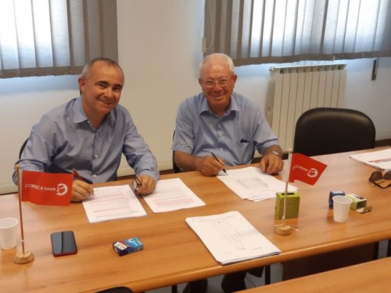 Pierre-Antoine Villanova signe un contrat avec Atilio Visentini, patron du chantier naval Visentini © Corsica Linea