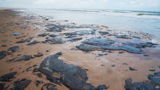 Plus de 1.000 tonnes de résidus d'hydrocarbure ont été recueillis sur les plages du Brésil, selon la Marine © Ademas