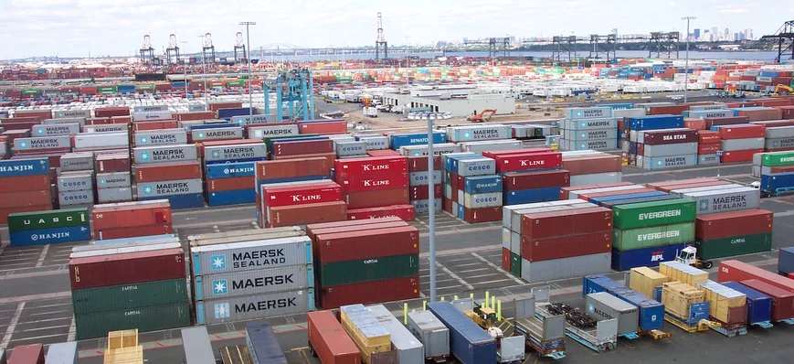 Les cargaisons s’accumulent dans les ports