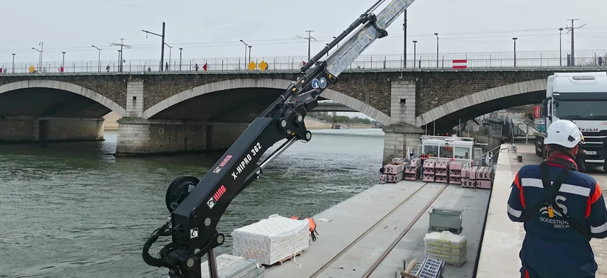 Une solution fluviale pour livrer une tour parisie