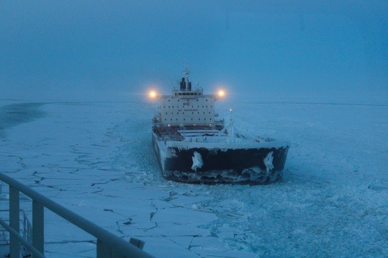 Un navire piégé par la glace dans la RMN
